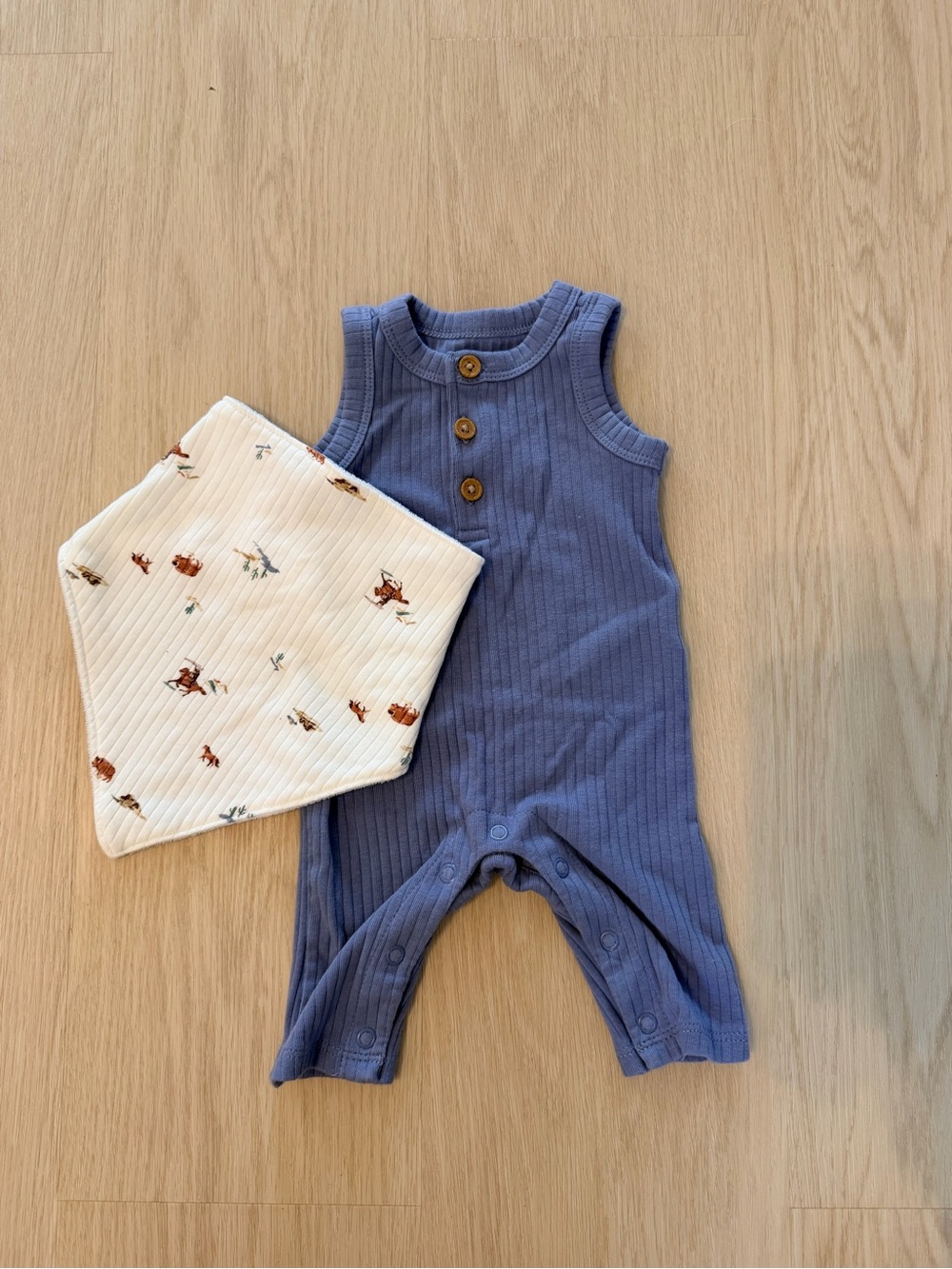 Sleeveless Ribbed Baby Romper with Printed Bandana Bib - Blue